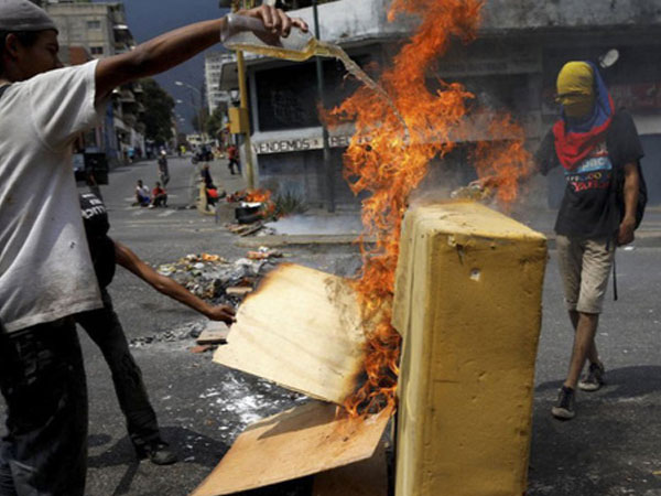 Venezuela: Người dân phóng hỏa gần dinh tổng thống vì mất điện