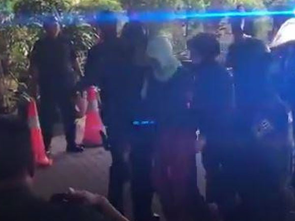 Video: Đoàn Thị Hương tới tòa Shah Alam để dự phiên đối chất sáng 1/4