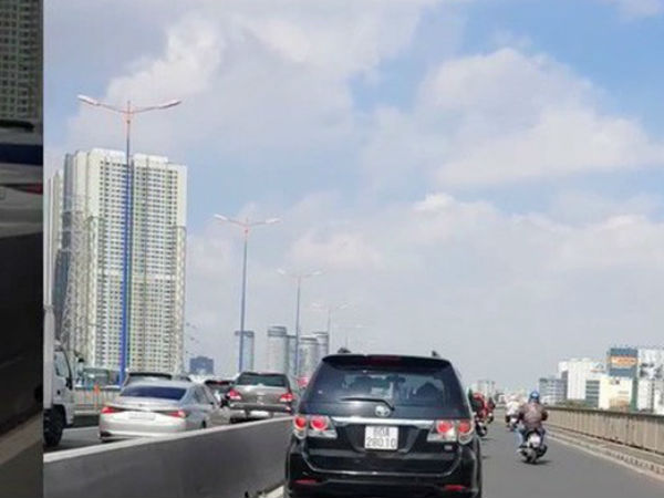 Chủ nhân xế hộp ngang nhiên chạy vào làn xe máy trên cầu Sài Gòn là ai?
