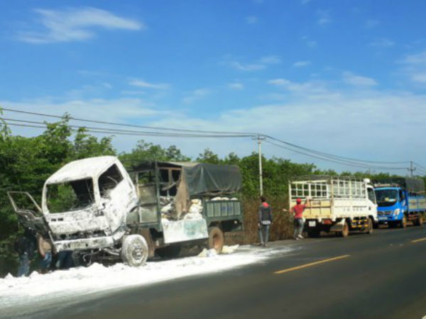Gia Lai: Xe tải bốc cháy dữ dội trong lúc tài xế đi vệ sinh