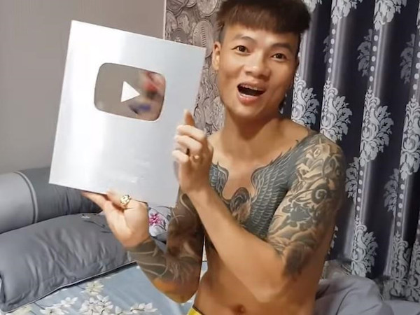 Kiếm 450 triệu đồng/tháng từ YouTube, Khá Bảnh dùng chiêu trò gì?