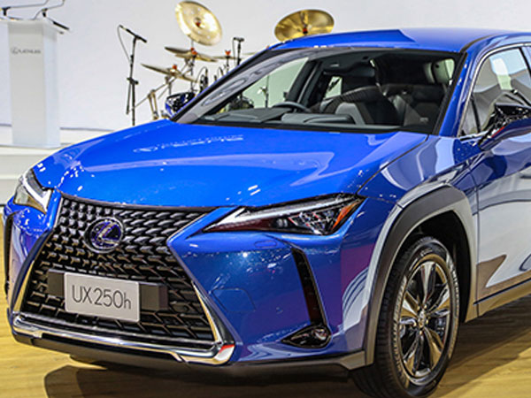 Lexus UX 250h giá từ 78.500 USD - thách thức Mercedes GLA