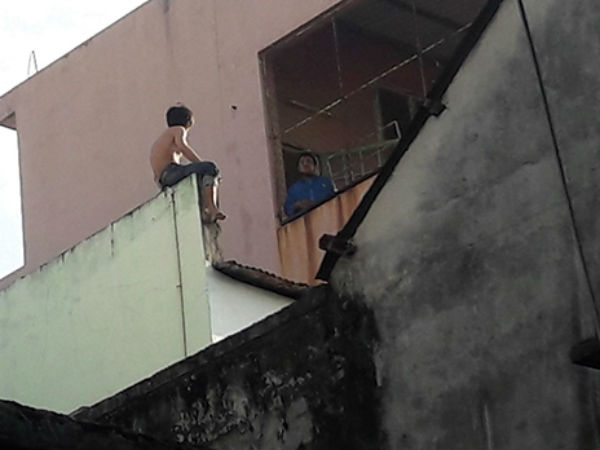 Người đàn ông ngáo đá cố thủ hai giờ trên nóc nhà cao tầng