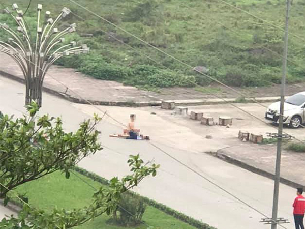 Vụ cô gái bị đâm nhiều nhát tử vong ở Ninh Bình: 'Con gọi về cầu cứu tôi khi bạn trai cũ chốt cửa xe, không cho nó xuống'