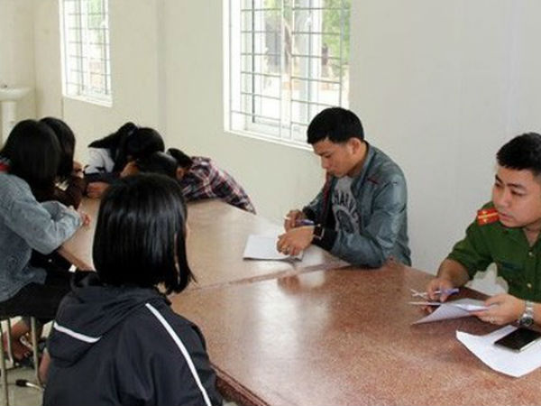 Vụ nhóm nữ sinh bắt bạn quỳ rồi đánh: Sở họp nóng, Công an lấy lời khai các nữ sinh