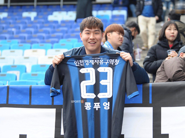 Xúc động xem hàng nghìn CĐV Incheon United hô vang tên Công Phượng