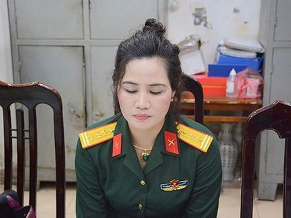 Bắt 1 nữ nhân viên công ty luật mặc quân phục đại tá quân đội