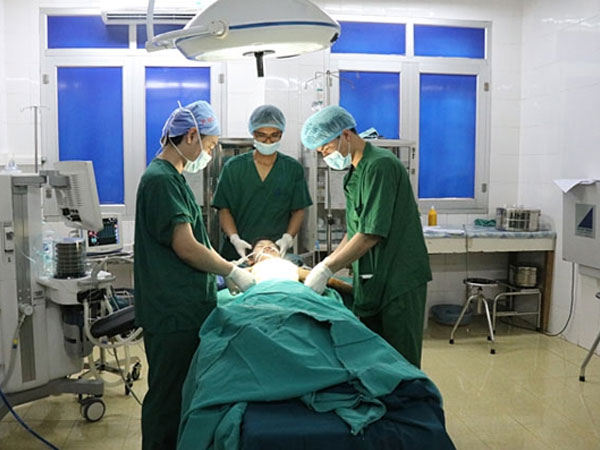Điện thoại phát nổ khi sạc, bệnh nhi bị vết thủng xuyên thấu ngực