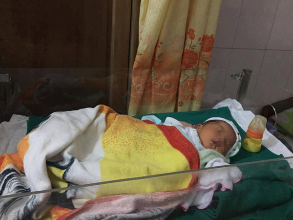 Hà Tĩnh: Một bé trai sơ sinh bị nhét vào túi du lịch rồi bỏ rơi trước cửa nhà dân trong đêm