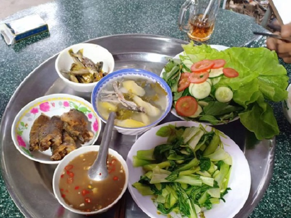 Khen em dâu đảm đang nức nở, cô nàng bị cả cộng đồng mạng phản pháo vì mâm cơm 100k