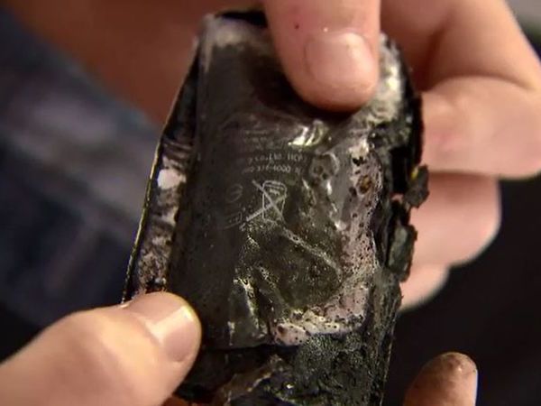 Thiếu niên mù mắt vì bẻ pin iPhone