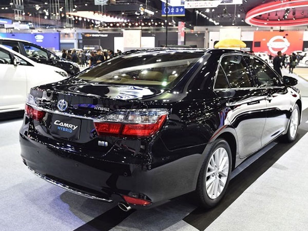 Toyota Camry giảm gần trăm triệu: Tranh nhau hàng dọn kho