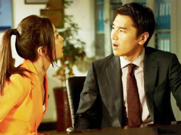 Chồng ốm nằm bẹp, vợ được dịp phát hiện chồng nhắn tin cho gái lạ, liền phẫn nộ cho chồng một bài học nhớ đời