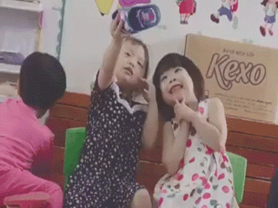 Clip cute siêu cấp: 2 bé gái bắt chước người lớn tạo dáng selfie, chụp ảnh cho nhau bằng smartphone là... chiếc dép