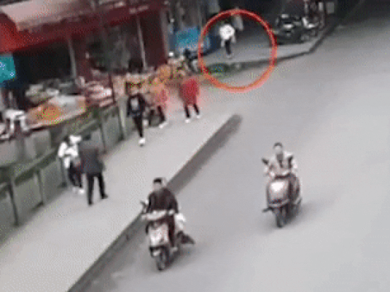 Kinh hoàng cảnh người mẹ thản nhiên vứt con vào thùng rác giữa chốn đông người