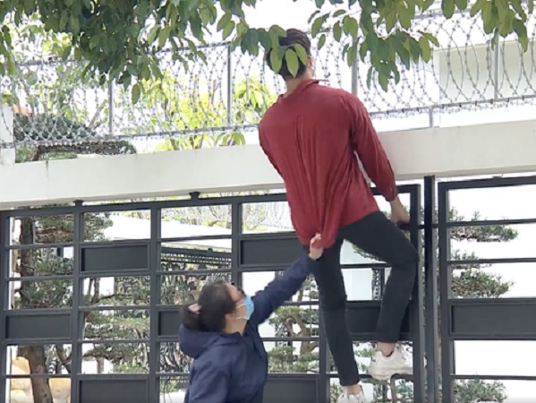 Lén mang đồ ăn đến nhà thông gia vì con gái vụng về, mẹ Lan Phương rình mò như kẻ trộm và bị bắt quả tang