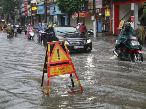 Mưa giông đầu giờ sáng gây ngập một số tuyến phố Hà Nội