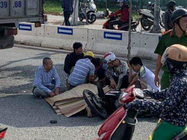 Người cha khóc thét khi thấy con trai tử vong sau tai nạn giao thông