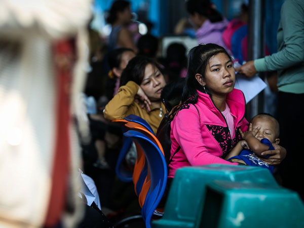 Trẻ nhập viện dồn dập vì nắng nóng, bệnh viện nhi ở Sài Gòn đông nghẹt