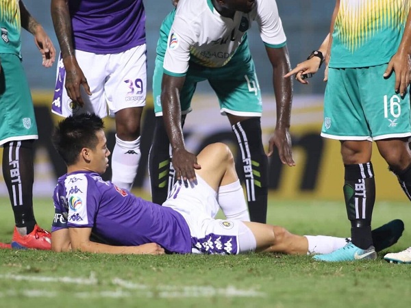 Văn Quyết chấn thương nghỉ 4 tuần sau pha đá hỏng penalty ở AFC Cup