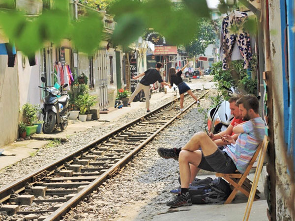 Video: Quán cafe đường tàu - nơi không dành cho khách yếu tim