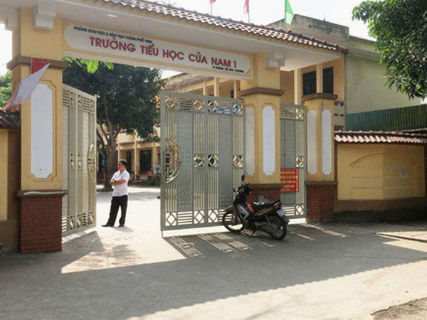 Vụ học sinh lớp 5 mang dao đến trường đâm vào mông bạn: Phê bình nhà trường chậm trễ thông tin
