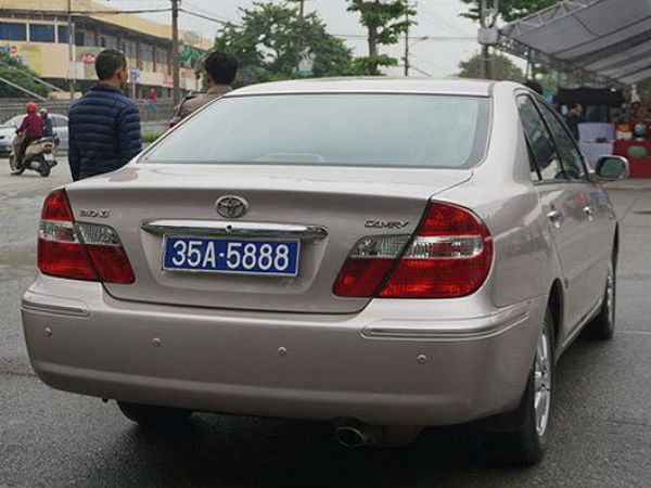 Vụ xe ô tô công đeo 2 biển số tại Ninh Bình: Đề nghị thu hồi một biển kiểm soát