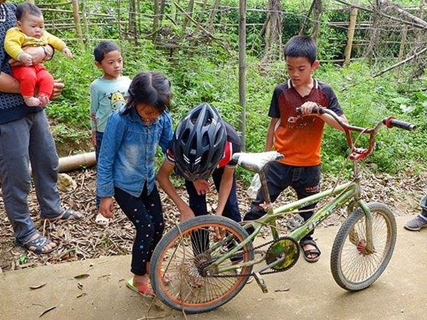 Xe đạp không phanh của cậu bé Sơn La đấu giá được 103 triệu