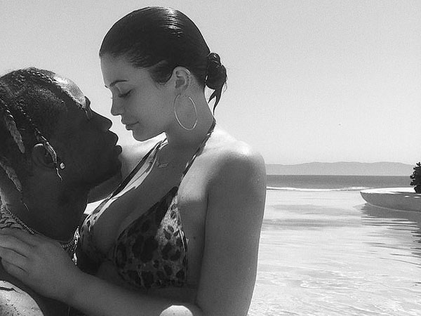 1 tháng sau tin ngoại tình, Kylie Jenner lần đầu công khai thân mật với 'chồng' nhưng body của cô mới là tâm điểm