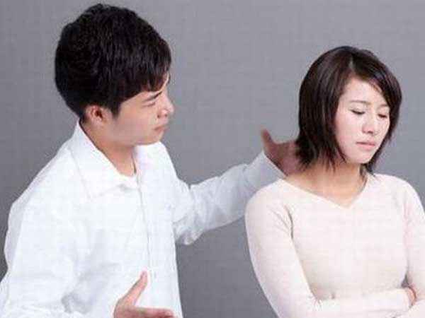 Bắt quả tang chồng đưa nhân tình về nhà để 'mây mưa', tôi lẳng lặng mở ngăn kéo đưa cho cô gái một thứ rồi bước ra ngoài nghe họ cãi nhau
