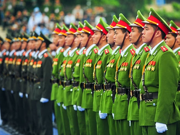 Bộ Công an nghiêm cấm cán bộ, chiến sĩ cho, tặng quân trang