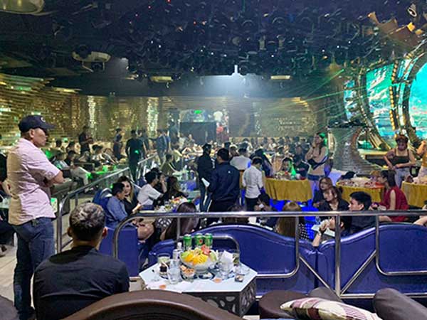 Cảnh sát đột kích quán bar ở Sài Gòn lúc rạng sáng