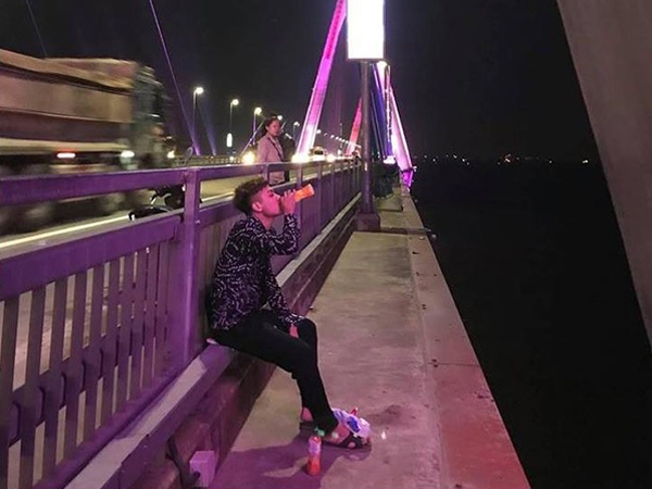 Chàng trai thất tình lên cầu hóng gió, 'giải sầu' bằng nước ngọt và bimbim, xong xuôi còn dọn sạch rác và...đi về