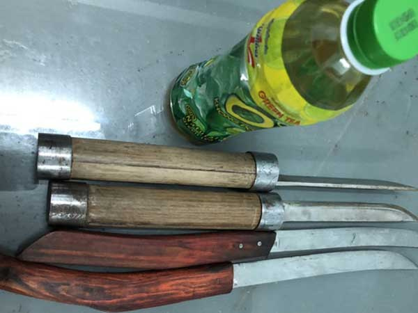 Giải cứu cô gái bị níu kéo tình yêu bằng xăng và dao nhọn