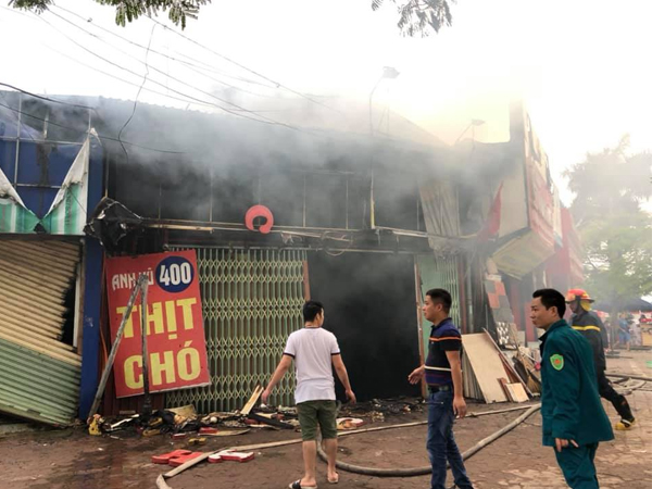 Hà Nội: Quán thịt chó trên đường Lạc Long Quân bốc cháy lan sang hai cửa hàng, khói đen kịt trời