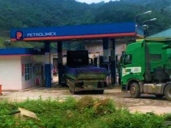 Nhân viên cây xăng chết trong tư thế treo cổ