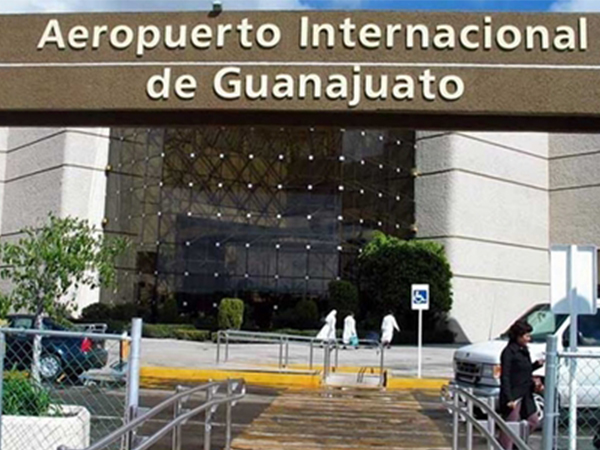 Nhóm vũ trang đánh sập hàng rào sân bay ở Mexico, cướp một triệu USD