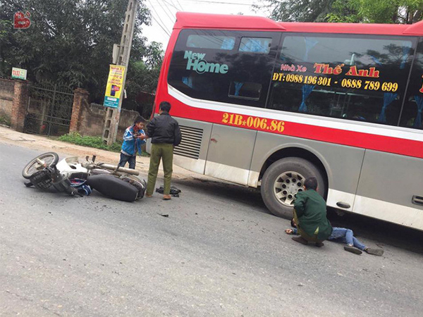 Tai nạn thương tâm ở Phú Thọ: Xe khách chạy tốc độ cao đâm trúng 3 ông cháu đi xe máy, 1 cháu bé tử vong