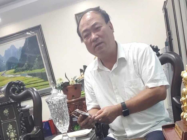 Vụ ô tô chở Chủ tịch HĐND tỉnh Ninh Bình đeo 2 biển xanh: 'Trên tạo điều kiện, chả nhẽ dưới không đăng ký'