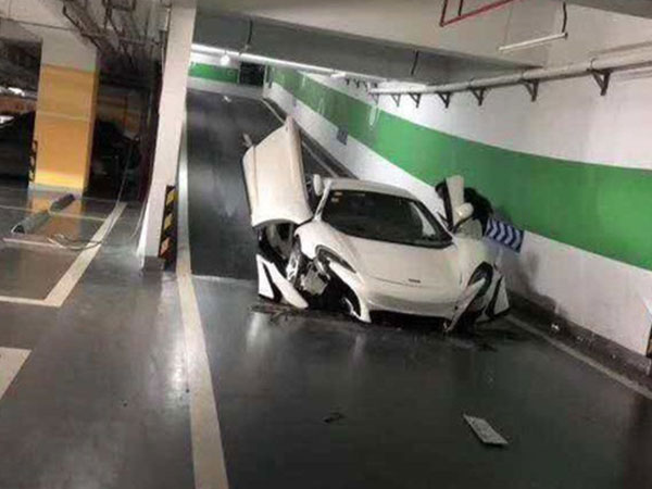 Xuống hầm gửi xe, McLaren 650S 'fake' nát đầu vì gầm quá thấp