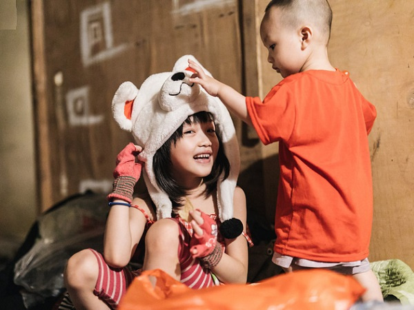Bất ngờ nổi tiếng sau 1 đêm, bé gái 6 tuổi phối đồ 'chất' ở Hà Nội trở về những ngày lang thang bán hàng rong cùng mẹ