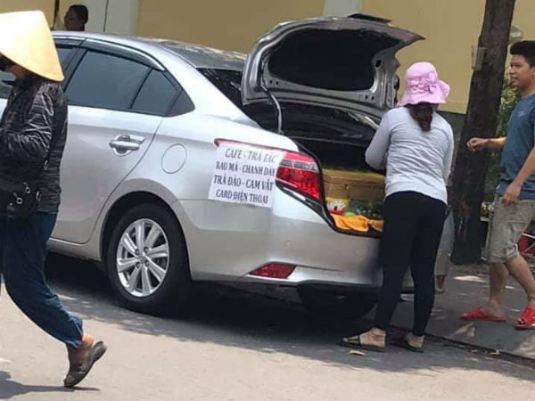 Chẳng cần xe đẩy cho mệt nhọc, chị gái đi bán trà tắc dạo bằng... ô tô, chứng minh làm vì đam mê là có thật
