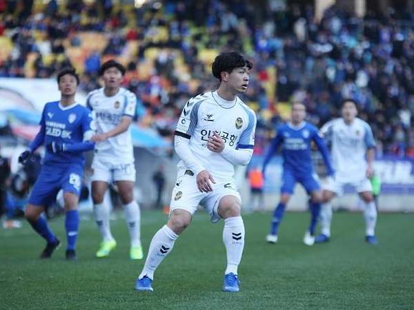 Công Phượng 'đói bóng', bất lực nhìn Incheon United thua thảm trước Jeonbuk