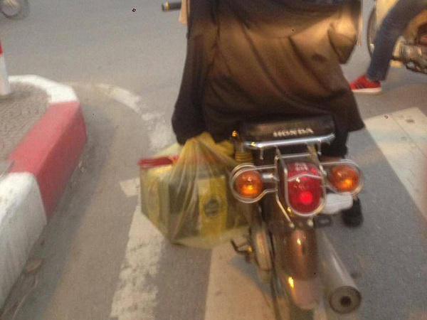 Đăng bức ảnh 2 cô gái cầm túi bánh kem cùng thẻ hương, người chụp cảnh báo: 'Này đừng cười'