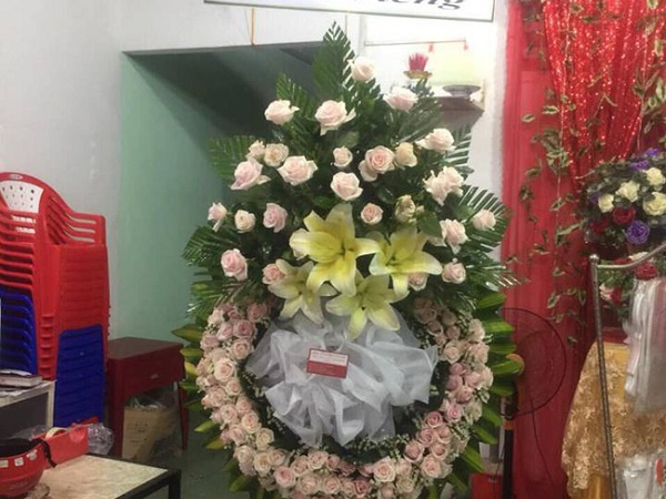 Đặt vòng hoa viếng đám ma trên mạng, khách sốc tận óc khi nhận được vòng hoa hồng như cổng cưới