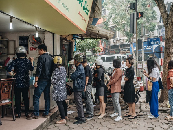 Quán chè cứ Tết Hàn thực người Hà Nội lại xếp hàng dài, chờ đến 30 phút để mua bánh trôi, bánh chay