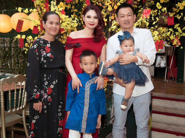Thanh Thảo khổ tâm vì bất đồng quan điểm nuôi con với mẹ: 'Mỗi khi con từ ngoại trở về, con như 1 đứa trẻ khác vậy'