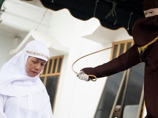 Brunei áp luật ném đá đến chết người đồng tính: Quá sợ ra đường