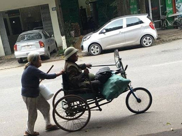 Cặp vợ chồng nhặt vỏ lon gây xúc động với chuyện tình 'tôi là mắt của bà, bà là chân của tôi'