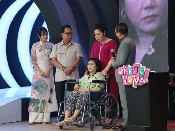 Hồng Vân nói điều gây xúc động này khi thấy Hoàng Lan mắt mờ, nói chuyện không lưu loát vì bệnh ung thư